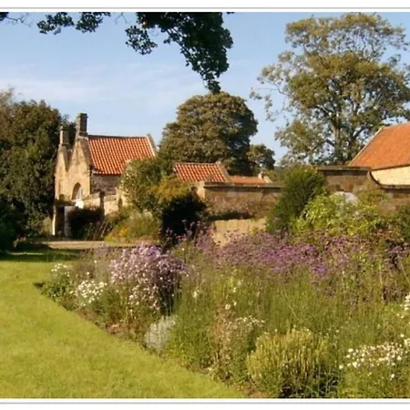 Thorpe Hall Bed & Breakfast *